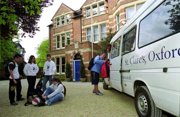 Студенты колледжа колледжа St. Clare’s, Oxford перед экскурсией
