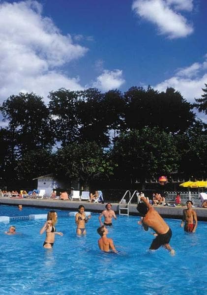 Летний лагерь во Франции Cavilam. Водные игры в бассейне