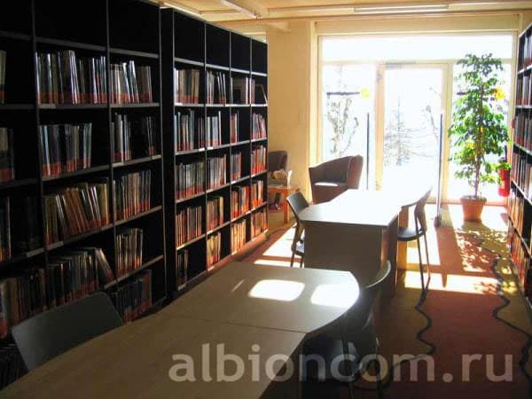 Библиотека летней школы Swiss Language Club в Лейзане