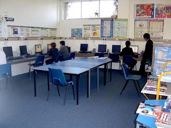 Компьютерный класс в Taunton International Study Centre