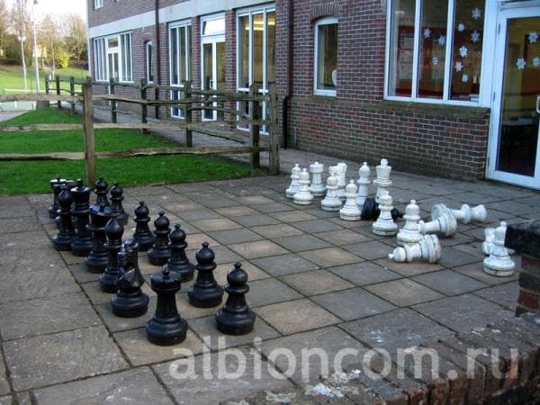 Windlesham House School. Шахматная площадка перед школой