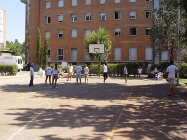 Летний лагерь в Мадриде. Волейбольная площадка перед школой