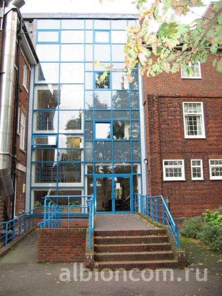 Летняя школа Dulwich College. Вход в одно из школьных зданий