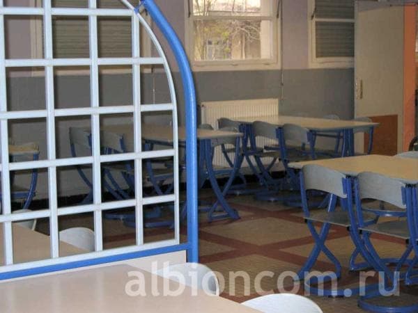 Помещение столовой в летнем учебном центре в Ницце