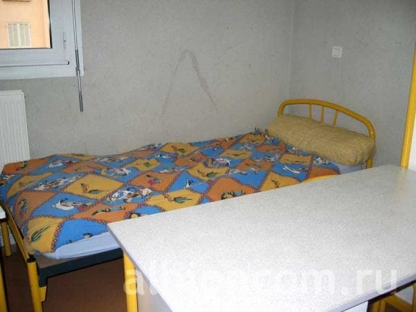Студенческая спальня в летнем учебном центре в Ницце