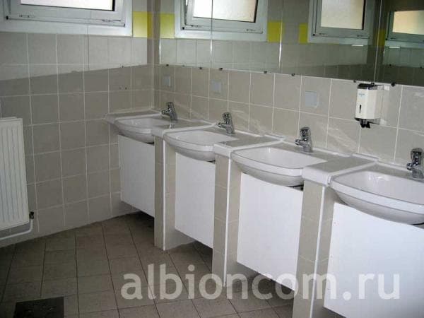 Туалетная комната в резиденции летнего учебного центра в Ницце