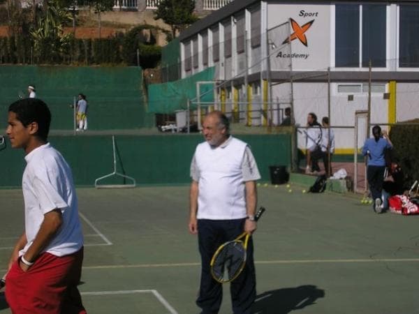 Bruguera Tennis Academy - Луис Бругуэра на корте