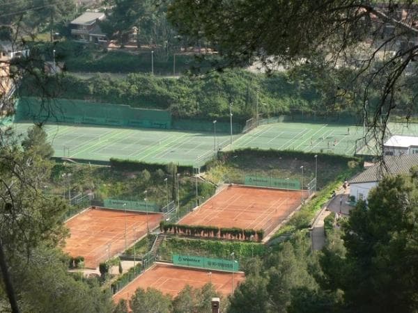 Bruguera Tennis Academy - вид на корты