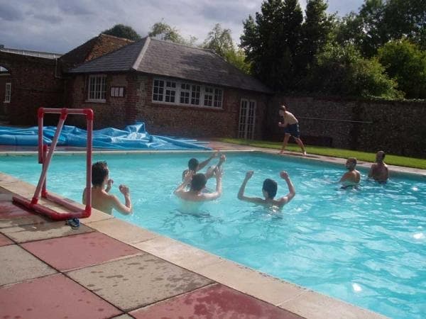 Летняя школа в Англии Slindon College - плавание в бассейне