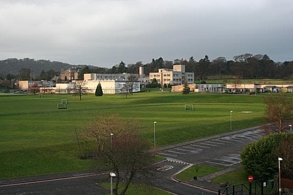Летняя школа в Шотландии Mary Erskine School - вид на территорию школы
