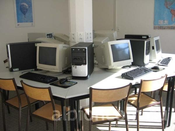 Курсы французского во Франции. Компьютерный класс в летней школе в Труасси