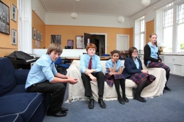 Летняя школа St. Leonards - в комнате отдыха резиденции для мальчиков Ollerenshaw