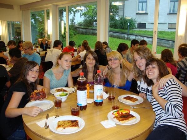 Студенты летней школы Швейцарии ESL-Zug в школьной столовой