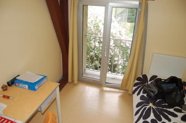 Комната в резиденции летнего центра французского языка для подростков в Париж-Иньи.