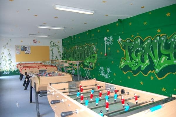 Игровая комната в резиденции летнего центра французского языка для подростков в Париж-Иньи.