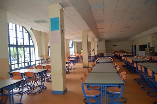 Школьная столовая летнего центра французского языка для подростков в Париж-Иньи.