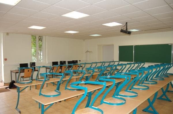 Класс для занятий летнего центра французского языка для подростков в Париж-Иньи.
