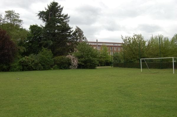 Спортивные поля летнего центра французского языка для подростков в Париж-Иньи.