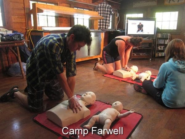Летний лагерь для девочек в США - Camp Farwell. На уроке первой помощи.