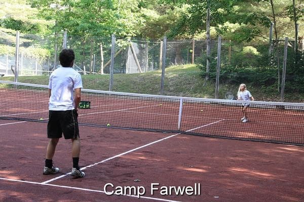 Летний лагерь для девочек в США - Camp Farwell. На теннисном корте