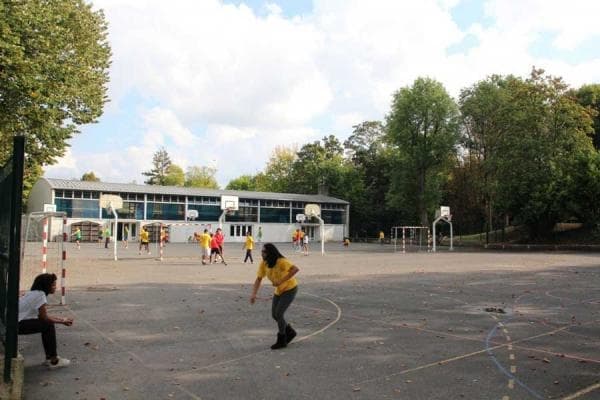 CERAN Paris - спортивные площадки во дворе школы