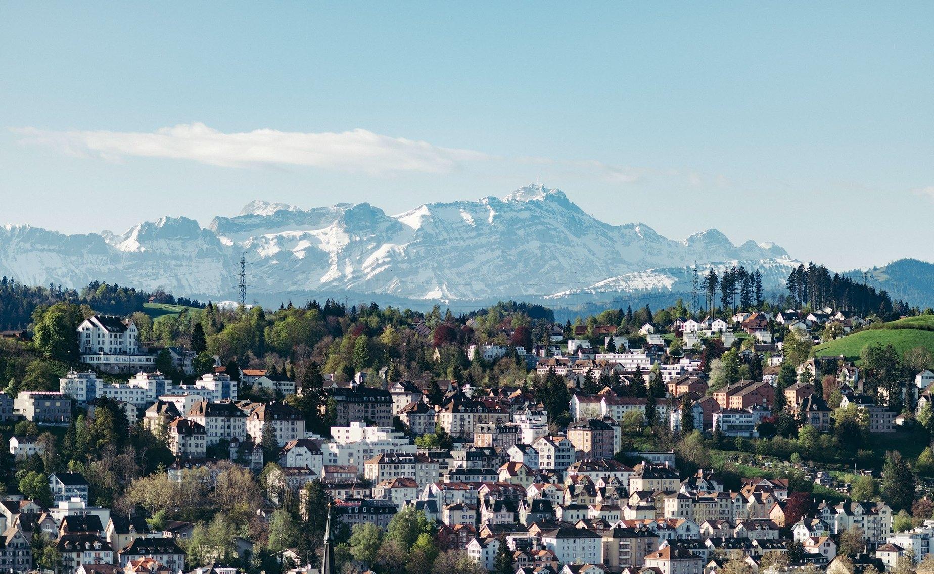 Вид на Швейцарские Альпы и город Санкт-Галлен