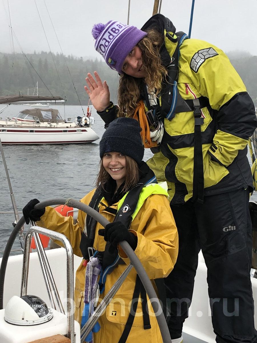 Ученица Gordonstoun School Мария М. за штурвалом морской яхты во время морской экспедиции Ocean Spirit-2019