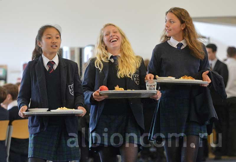 Ученицы Sevenoaks School в обеденном зале школы