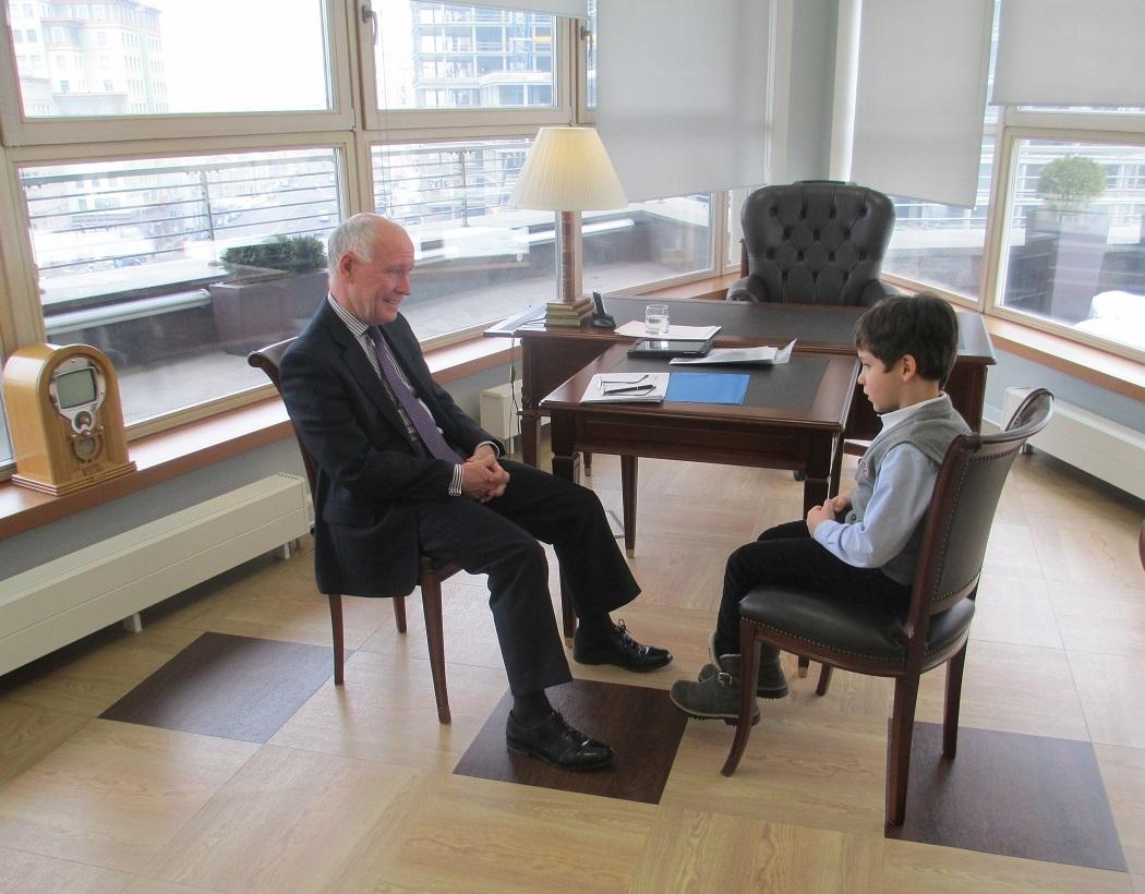 Вступительное интервью с кандидатом во время экзаменов Gordonstoun в московском офисе "Альбиона"