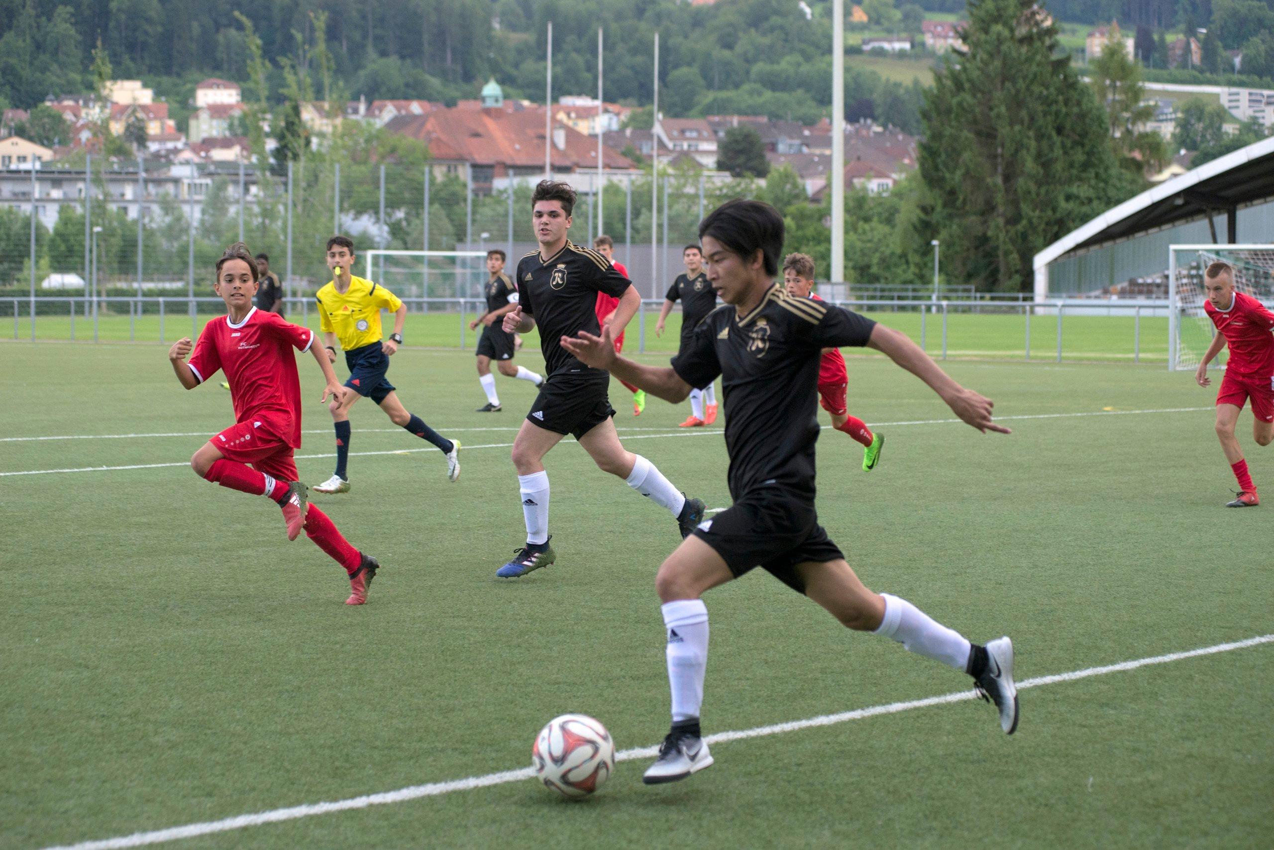 Игра в футбол на спортивных полях школы в Санкт-Галлене