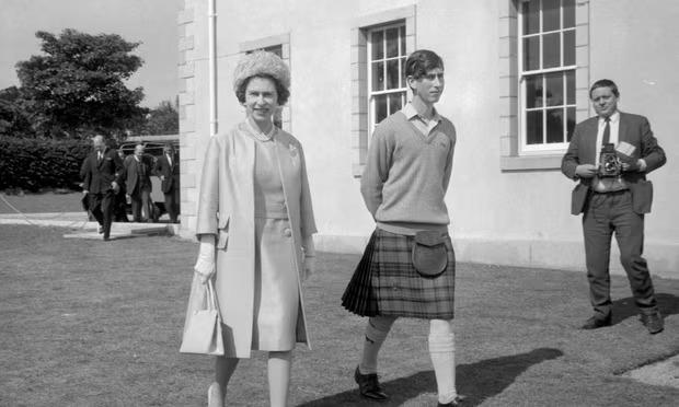 Королева Елизавета II на открытии нового спортивного центра в школе Gordonstoun в 1967 г. вместе со своим сыном, ныне королём Карлом III