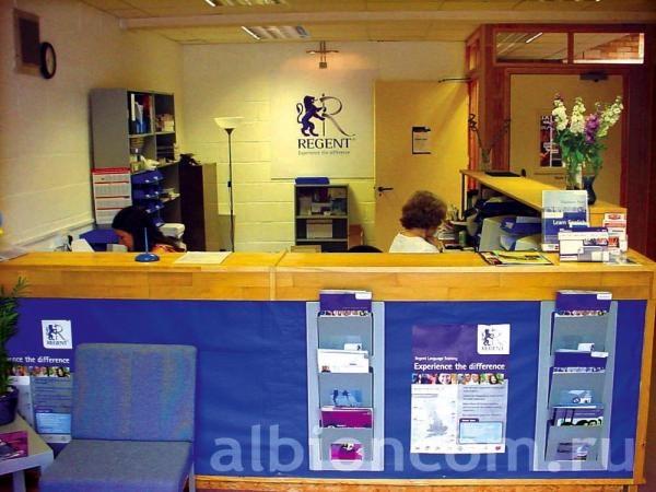 Школьные регистраторы языковой школы Regent в Кембридже